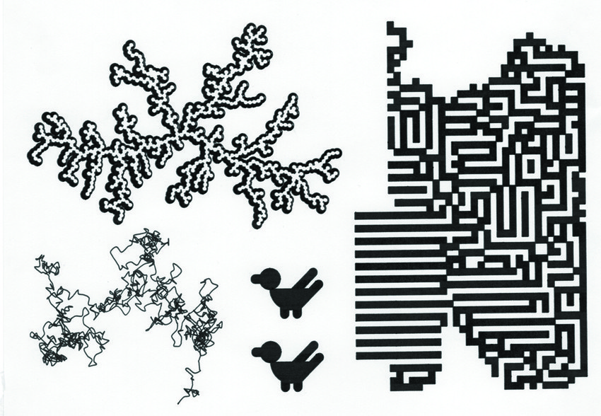 Desenho feito com plotter de caneta em preto sobre papel branco. 4 conjuntos aparecem na folha: desenho que lembra raizes; linhas grossas e retas que se assemelham a um labirinto; 2 figuras iguais feitas com formas geométricas simples que se assemelham a um pássaro; e uma linha continua que se emaranha.